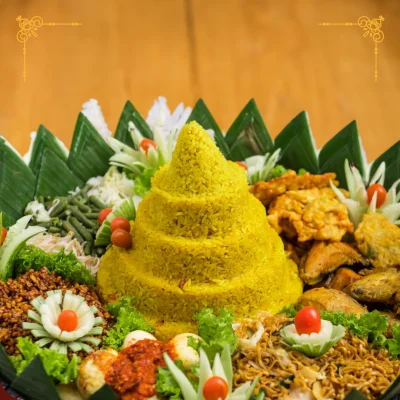 tumpeng-besar-nasi-kuning