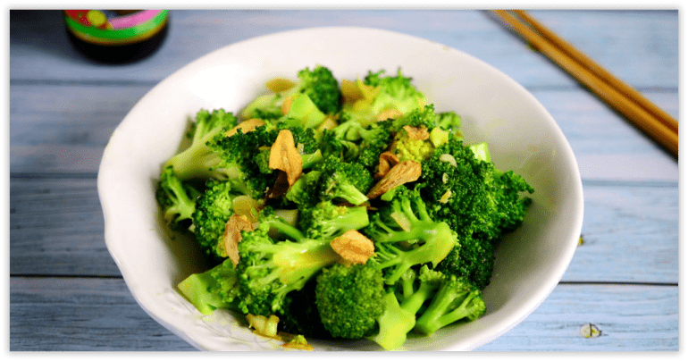 Ayam Asam Manis Cocok dengan Sayur Apa? Ini 5 Sayurnya! ayam asam manis cocok dengan sayur apa Brokoli Goreng dengan Bawang Putih