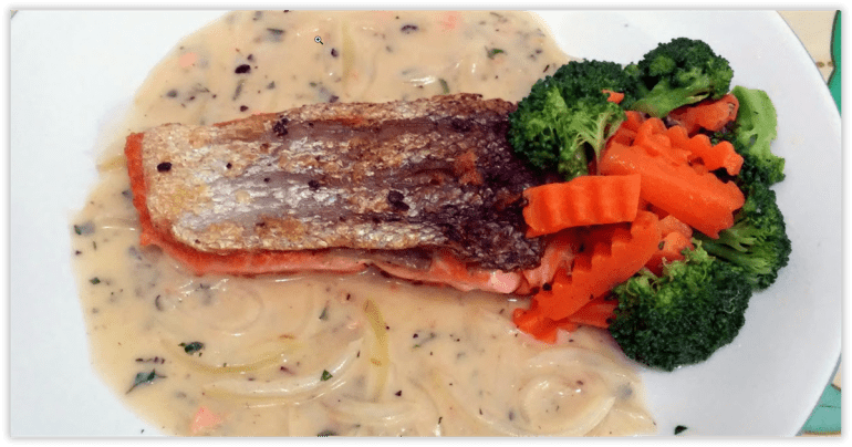 9 Menu Catering Jakarta Selatan Terlezat untuk Lembur Malam catering jakarta selatan steak salmon dengan saos krim